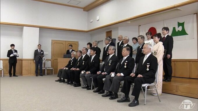 春の勲章と褒章　青森県関係では76人が受章　県庁で伝達式　受章者15人に宮下宗一郎 知事から勲章や褒章|TBS NEWS DIG