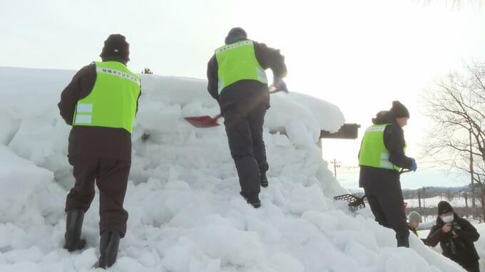 地元の養護学校の生徒がボランティア除雪　1m超の雪山や落雪に注意しながら順調に作業　除雪作業が困難な世帯が例年の倍以上の青森県つがる市森田地区　|　青森のニュース│ATV NEWS│青森テレビ