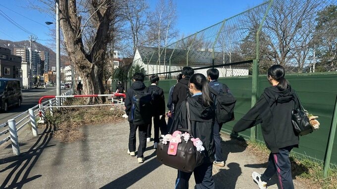 「40代くらいの女とぶつかった」すれ違いざまに着衣切られる　登校中の男子高校生3人被害　ジャンパーやブレザーなど　札幌・地下鉄幌平橋駅付近|TBS NEWS DIG