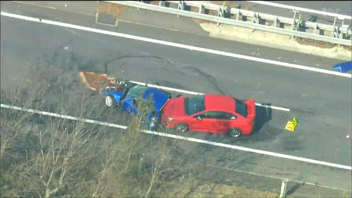 シートベルト着用も車外に投げ出され男性2人死亡 東北道で乗用車が