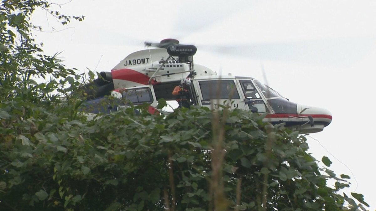 木材を積んだ運搬車ごと法面から10m下に転落 運転手をヘリで病院搬送