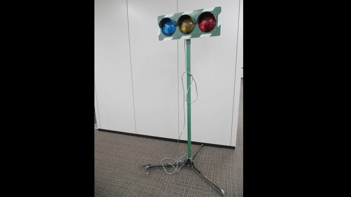 信号機模型が倒れ小2女子が軽傷 小学校の交通安全教室で「管理意識