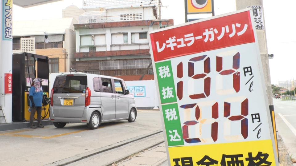 ガソリン過去最高の小売価格、消費者に打撃もスタンド経営者「沖縄は今週がピーク、政府措置で来週以降は落ち着く見通し」