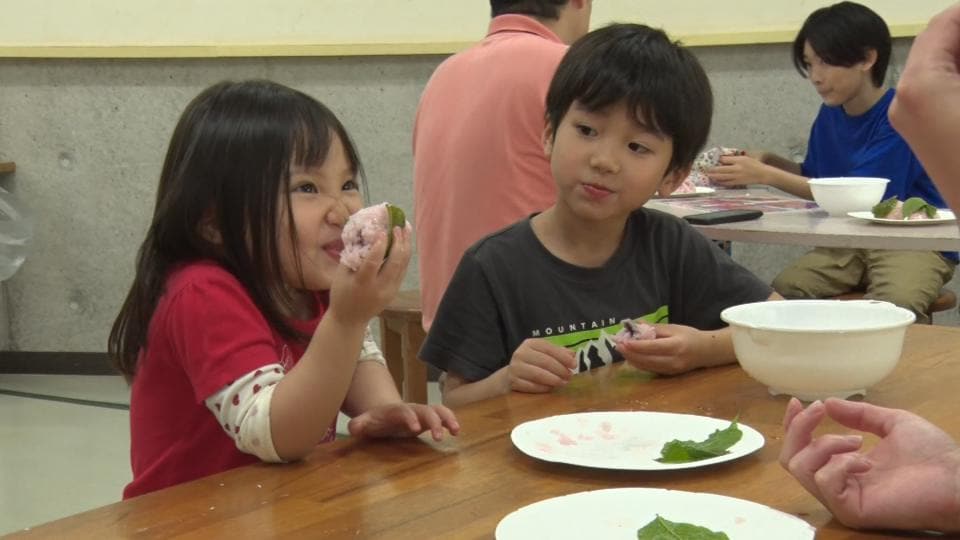 季節を楽しんで　子どもたちが桜餅づくりを体験