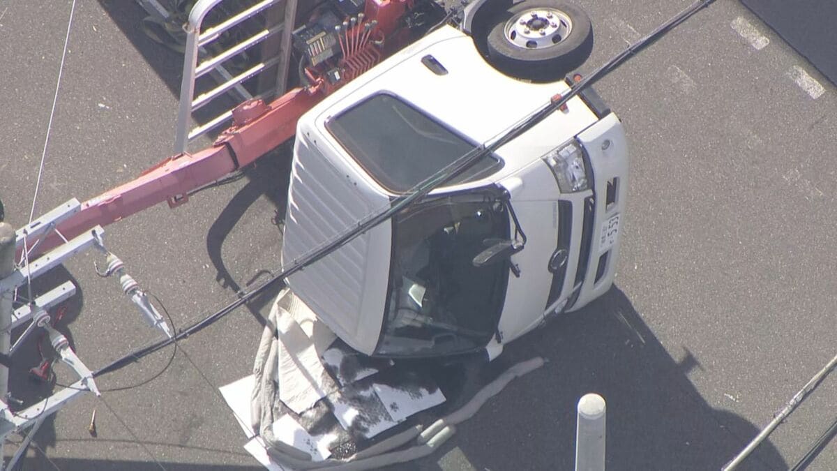 荷おろし作業中にクレーン車が横転…車の外でクレーン車を操作していた48歳の男性が下敷きになり死亡 岐阜・各務原市