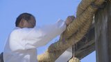 最大長さ約6ｍ、重さ約30㎏　新年を前にしめ縄をかけ替え　山梨・身曾岐神社|TBS NEWS DIG