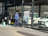 【続報】踏み間違いか、自動車販売店に車突っ込む 70代の女性運転手が軽傷 福島・いわき市|TBS NEWS DIG