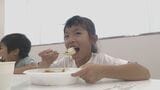 カレーにおかわりの行列!“キッズレストラン”「最高に楽しかった」子どもたちの夏休みの思い出に|TBS NEWS DIG