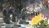 雪が残る彼岸の中日 長野市の霊園では家族連れなどが墓参り 雪から一転…春の日差しの中で静かに手を合わせ|TBS NEWS DIG