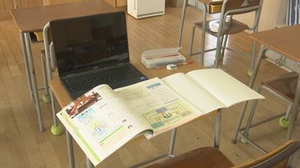 小学校の机が狭すぎる！ 机の上の置き場に困り…タブレット端末の落下