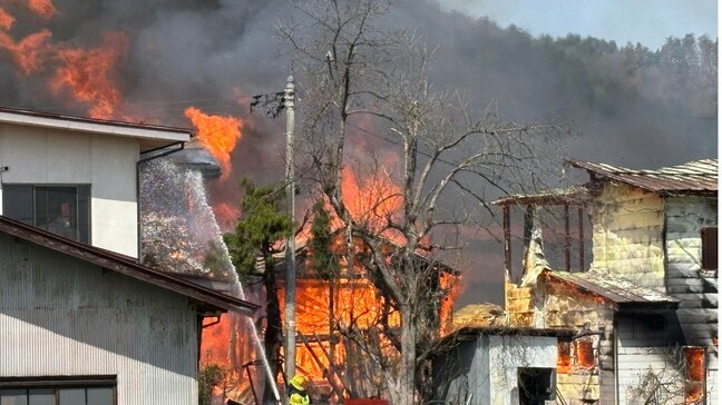 【現場画像】激しい炎に複数の建物がのみ込まれる　南陽市漆山で住宅火災　現在火事の消火活動中（山形）|TBS NEWS DIG