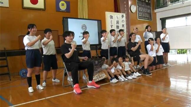 鹿児島レブナイズ 選手が小学校で特別授業 バスケット指導や夢について語る|TBS NEWS DIG