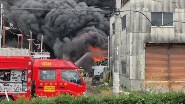 資材置き場の火事 火元はゴミなどを燃やすドラム缶とその周辺か 住宅など5棟を全焼、タイヤ1700本とフォークリフト1台焼く 山梨・笛吹市|TBS NEWS DIG