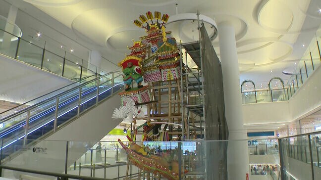 高さ12メートル巨大な飾り山笠ホークスの選手モチーフに　マークイズ福岡ももちで飾り付け　博多祇園山笠|TBS NEWS DIG