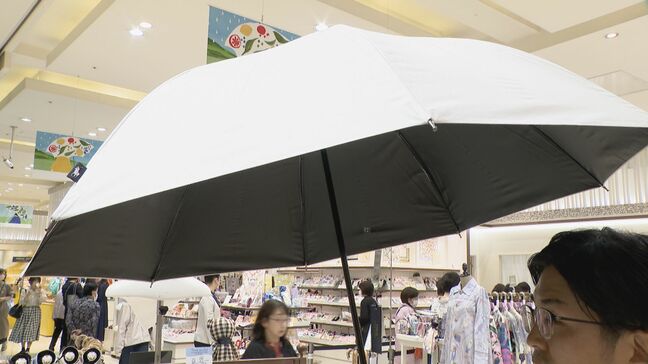 晴れでも雨でも使える「晴雨兼用傘」が人気 デパートでは売り場面積を2倍に拡大した「傘フェス」 男性も日傘をさすのが一般的に 名古屋|TBS NEWS DIG