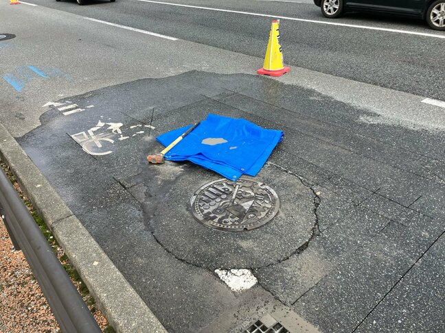 福岡市早良区の国道202号で道路が一部陥没 警察官が付近を警戒|TBS NEWS DIG