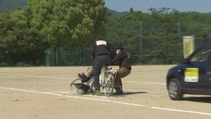 スタントマンが事故の瞬間を実演　中学校で自転車交通安全教室　|　BSSニュース | BSS山陰放送