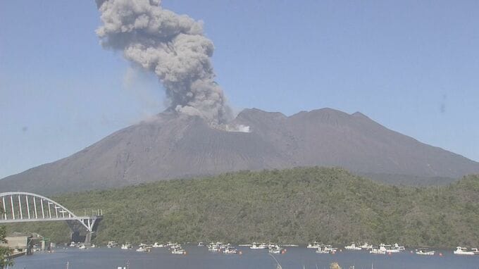桜島が噴火　噴煙は１６００メートル　きょうの風向きは？|TBS NEWS DIG