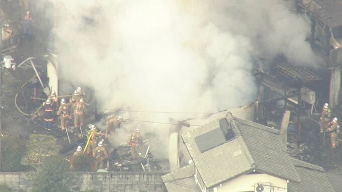 「一軒家から煙が出て炎も見えだした」広島市で火災　火元の住宅にいた２人は避難済み　消防車15台などが消火にあたる|TBS NEWS DIG