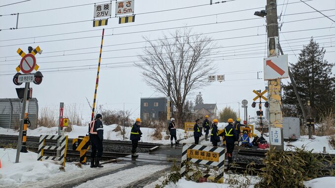踏切で列車と軽乗用車が衝突し、車に乗っていた女性が死亡　盛岡～一ノ関間の上下線で運転見合わせていたが午後1時40分に運転再開　岩手|TBS NEWS DIG