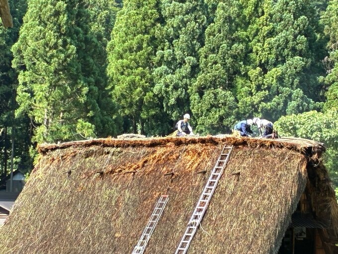 【火事続報】放水作業が概ね終わる「塩硝の館」合掌家屋の屋根部分を解体　世界遺産、菅沼合掌造り集落で火事　富山・南砺市　　|TBS NEWS DIG