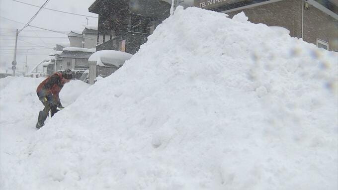 各地で積雪急増…積雪は青森91cm、弘前80cmに（22日11時時点）　今後も積雪はさらに増える見込み　23日6時までの24時間予想降雪量は津軽と三八上北の平地で50cm予想も　【今季最強最長寒波】|TBS NEWS DIG