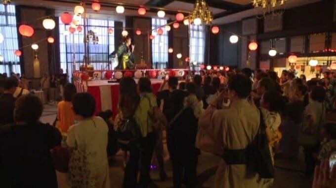涼しい屋内で縁日・盆踊りを楽しんだあとは「三津浜花火大会」!結婚式場で味わう贅沢な夏の夜|TBS NEWS DIG