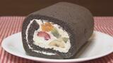 見た目はまるで恵方巻！？もっちもちな黒い生地にクリーム、フルーツがたっぷり！ケーキ店の『恵方巻ロール』福島　|　福島のニュース│TUF