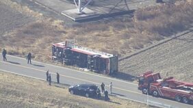 【速報】埼玉県吉見町で専門学校の送迎バスが横転　乗っていた約20人を病院へ搬送　|TBS NEWS DIG