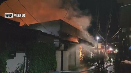 すごく炎が上がっていて」店舗兼住宅が全焼 住人の70代女性がけが 山梨
