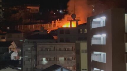 長崎市の集合住宅で火事 1人の身元不明遺体見つかる 木造2階建て計10