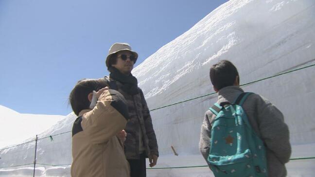 「子供にいいプレゼントできた」 10m超”雪の大谷”に親子連れ続々と 立山・室堂に観光客3000人以上が来訪 富山|TBS NEWS DIG
