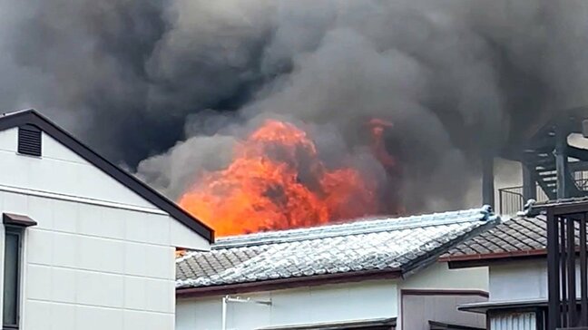 【動画】「隣の2階建ての家から煙が…」住宅6棟が燃える火事、3棟が全焼…火元の家の男性(50代)が軽傷　高知・香南市（12日18時更新）|TBS NEWS DIG