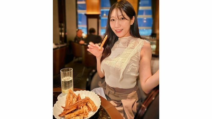 【 穂川果音 】　ホテルのバーで“ご褒美フライドポテトを満喫　気品あふれるノースリーブ姿に　「食べ方もかわいい」と反響|TBS NEWS DIG