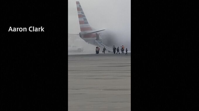 着陸したアメリカン航空機から出火　12人軽傷　米デンバー国際空港|TBS NEWS DIG