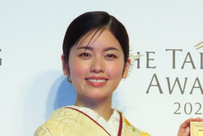 【 小芝風花 】　昨年富山で　〝一人居酒屋デビュー〟　隣のお客さんとも乾杯し　「食べ物も分けてくださった」「すごく素敵な時間でした」|TBS NEWS DIG