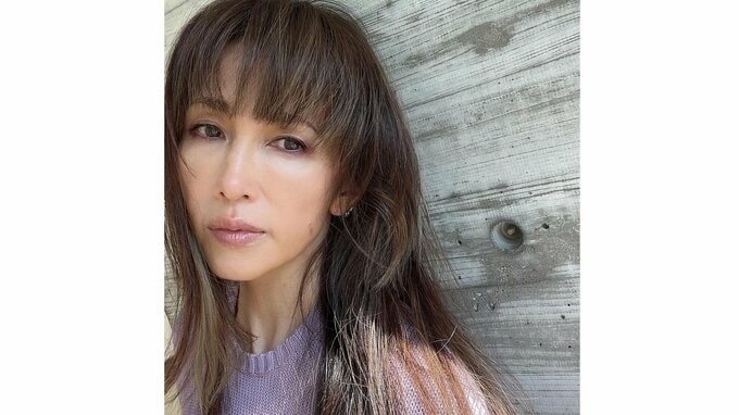 工藤静香さん　パープルづくしのメイク披露　「めちゃくちゃ好きな色！」|TBS NEWS DIG