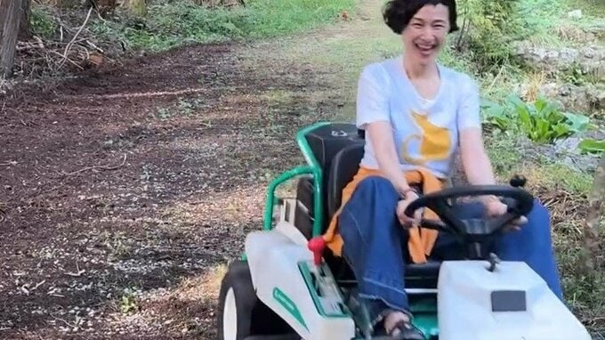 【 安田成美 】森の中を “草刈り機” でドライブ「イエーィ」　前の投稿では「使い方教えてくれないの憲武くん」でも走らせたい気持ち満面|TBS NEWS DIG