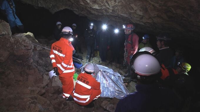 暗く岩場の多い洞窟の中で、、、国内最大級の鍾乳洞　秋芳洞　未公開エリアでレスキュー訓練　山口県美祢市|TBS NEWS DIG
