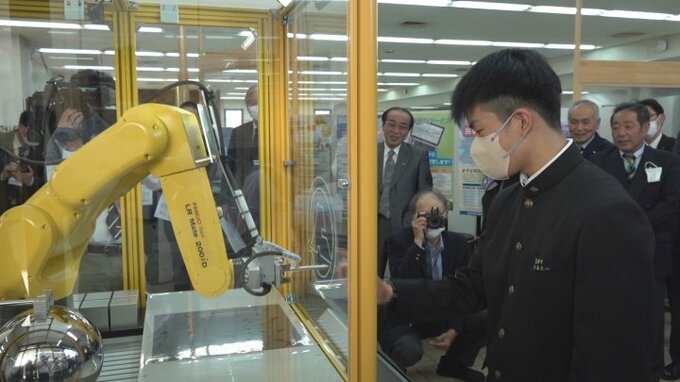 中学生がロボットと勝負　結果は？世界的なメーカー・ファナックの製品が地元村役場に登場　|　山梨のニュース | ＵＴＹテレビ山梨