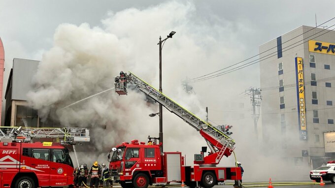 【詳報】「外を見たら煙で真っ白で…」青森市本町1丁目の『調剤薬局』で火災　1人が病院に搬送も逃げ遅れの情報なし　現在も消火活動続く…　　国道4号沿いでは交通への影響も…　|　青森のニュース│ATV NEWS│青森テレビ