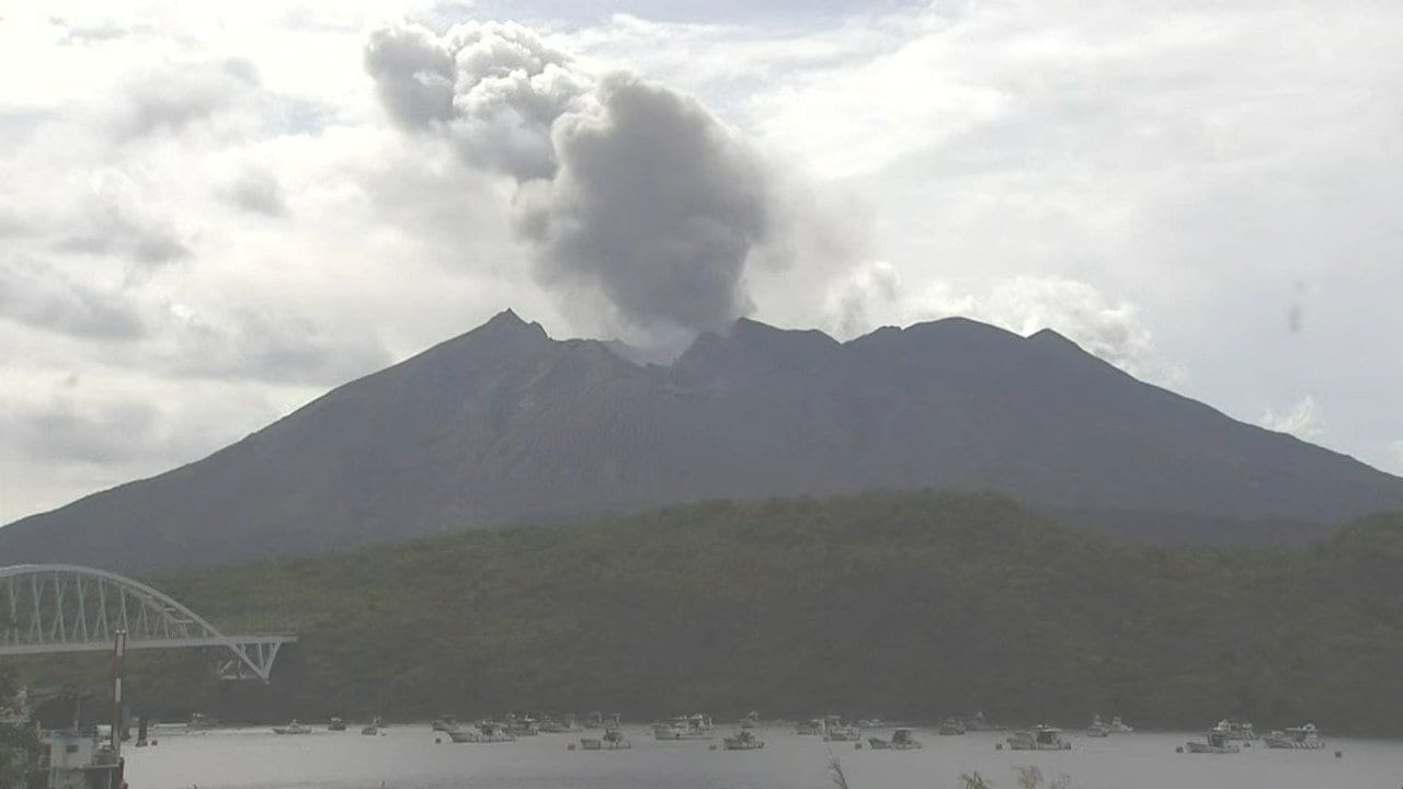 桜島で噴火相次ぐ、午後は噴煙高さ1000mに 降灰は火口から西方向へ