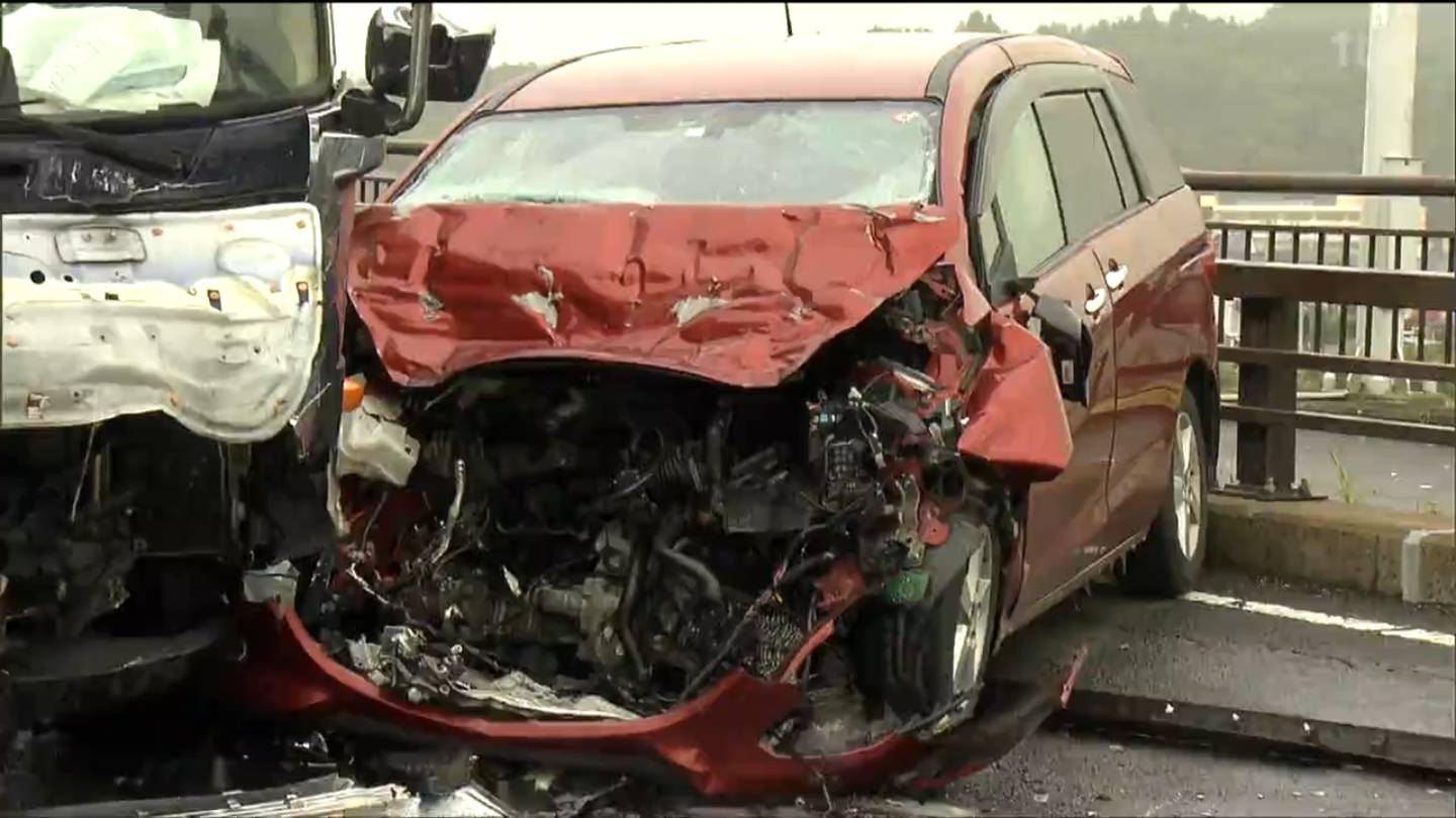 橋の上で乗用車とトラックが正面衝突 乗用車運転の76歳女性が死亡 宮城