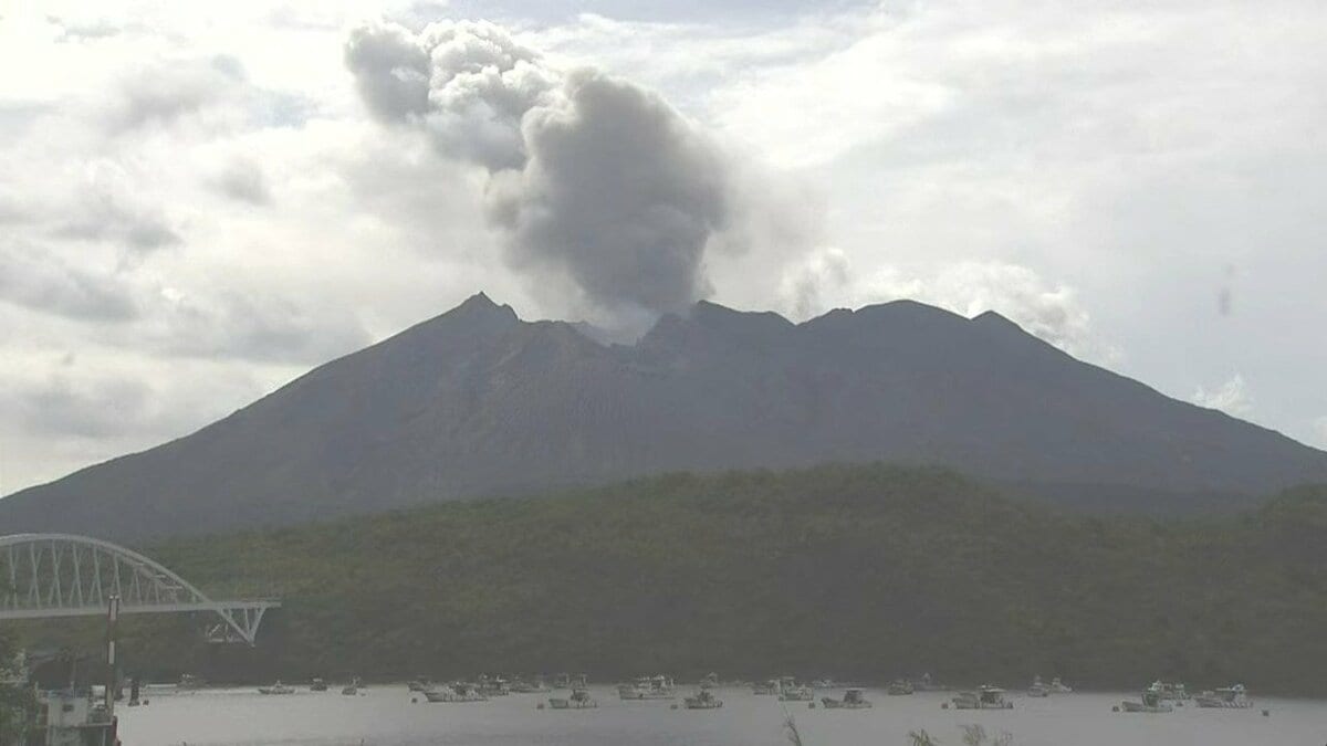 桜島で噴火相次ぐ、午後は噴煙高さ1000mに　降灰は火口から西方向へ【きょう・あすの降灰予報】