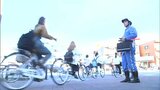 「自転車のヘルメットは、車のシートベルトと同じ」9月に自転車どうしの重傷事故が起きた交差点近くで交通指導【岡山】|TBS NEWS DIG