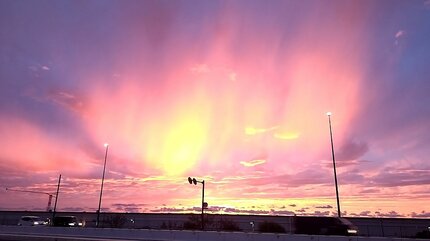 オーロラのような夕焼け、真っ赤な虹も出現 沖縄の空で見られた神秘的