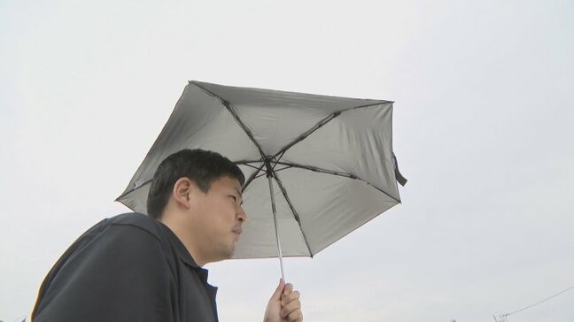 「男性の客が多く買っている」　晴れでも雨でも使える傘　外側はナイロン製、内側はアルミコーティング|TBS NEWS DIG