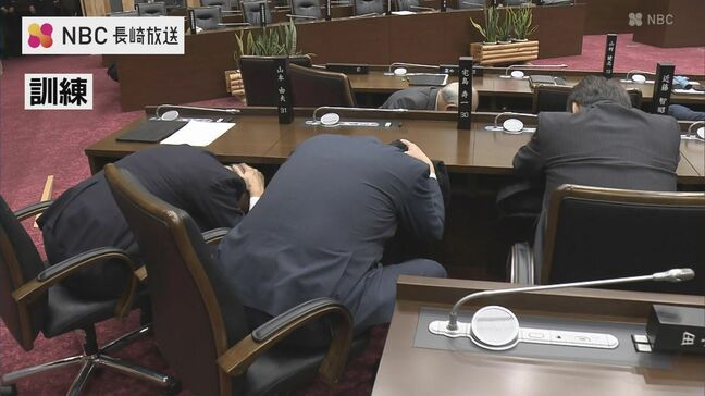 長崎県議会が初の地震・火災想定訓練 議員が避難経路など確認|TBS NEWS DIG