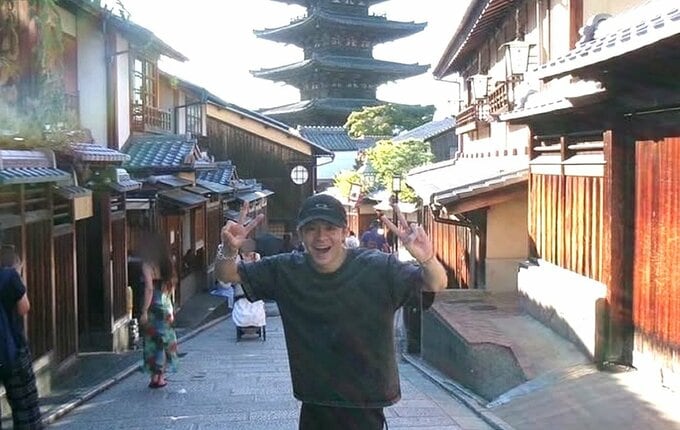 【 Number_i ・岸優太 】 「京都！！！！！！！」　街を散策し笑顔　オフショットにファン反響　「京都満喫してる❤」|TBS NEWS DIG