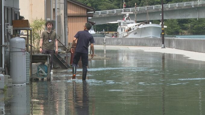 日本海沿岸で建物そばまで海水迫る　道路は冠水　長門市と萩市に一時レベル４高潮危険警報　山口|TBS NEWS DIG